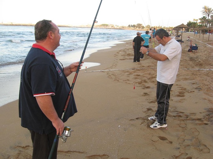 Ricardo Fernández, de Onda Cero Melilla, con la caña, presto a iniciar la competición en la Playa