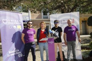 La formación de Unidas Podemos, con Gema Aguilar al frente, delante de la Consejería de Bienestar