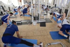 La plantilla ejercitándose en el gimnasio del Pabellón Javier Imbroda