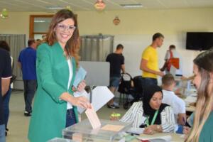 La máxima representante del Gobierno de España en Melilla ejerció su derecho al voto en el CEE Reina Sofía