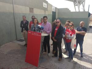 El grupo socialista, con Mohamed Mohand ante el atril, en las puertas del IES Rusadir