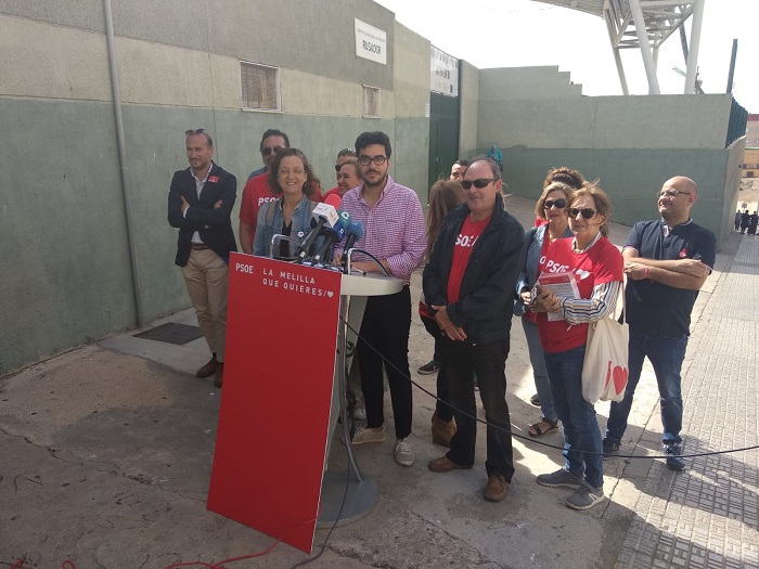 El grupo socialista, con Mohamed Mohand ante el atril, en las puertas del IES Rusadir