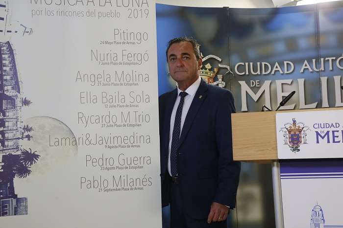 Javier Mateo junto al cartel anunciador de MÃºsica a la Luna