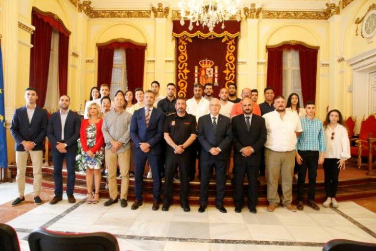 Foto de familia de los 24 nuevos voluntarios que fueron nombrados de manera oficial por la Consejería de Seguridad Ciudadana