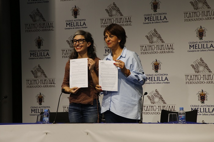 La consejera de Cultura, Fadela Mohatar, con la directora, Natalia Díaz, tras la firma