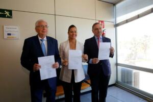 Imbroda, Acedo y Otazu, tras la recogida de sus credenciales en la Junta Electoral