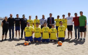 Foto de familia del conjunto melillense junto al consejero y al presidente de la Territorial y del Comité de Fútbol Paya de la Federación Española de fútbol