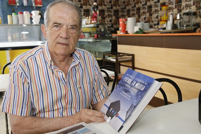 Francisco Benítez Muñoz muestra el libro que ha escrito con José Rodríguez Marín