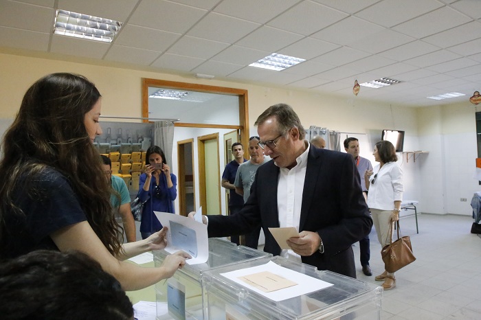 Eduardo De Castro ejerciendo su derecho a voto en el Reina Sofía