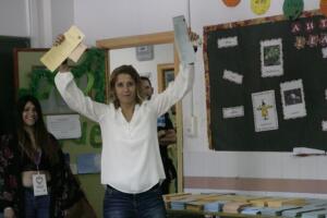 La candidata morada con los votos para votar