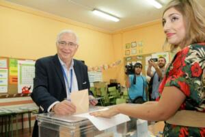El presidente y cabeza de lista del PP, Juan José Imbroda, acudió ayer a votar al CEIP Reyes Católicos