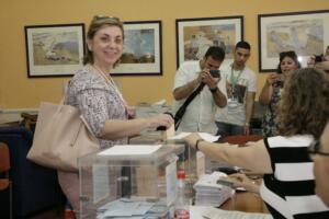 Marisol GalÃ¡n, en el momento de depositar su voto