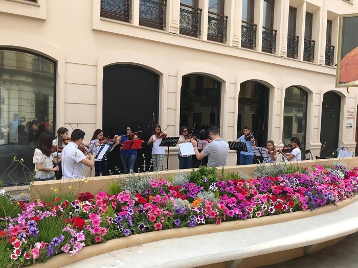 Imagen del concierto de los alumnos de violín y chelo en la calle Chacel