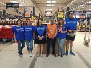 Algunos de los voluntarios que estuvieron ayer participando en esta recogida solidaria