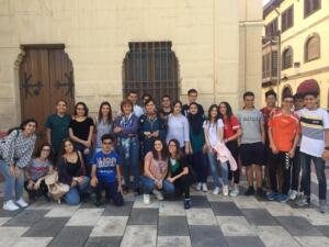 La viceconsejera junto al grupo de alumnos y sus profesoras