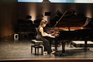 Un actuación de piano en un acto del Conservatorio