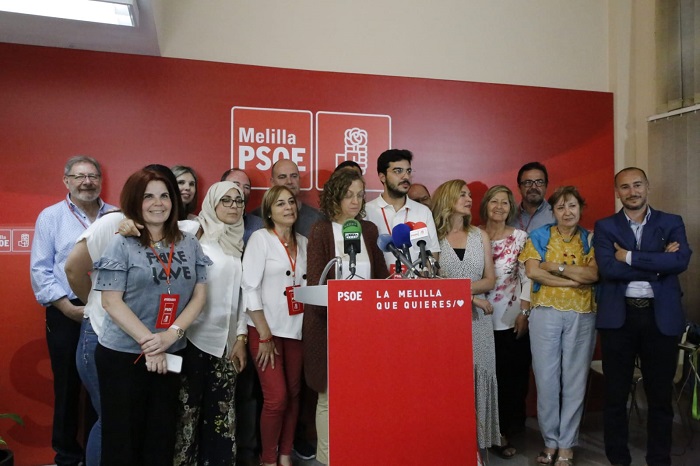 La candidata a presidenta por el PSOE acompañada de sus compañeros de lista electoral