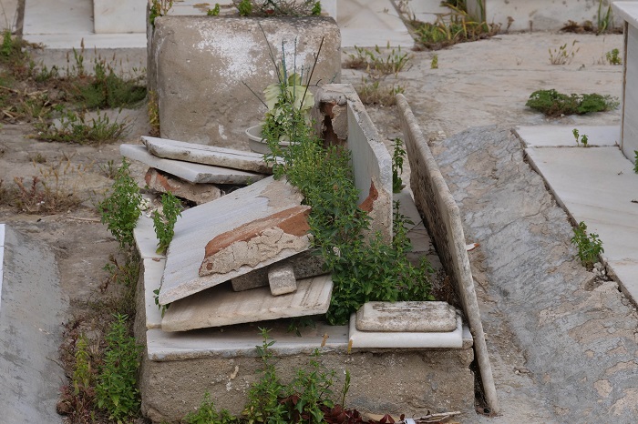 Imagen del grupo socialista denunciando el estado de las lápidas del cementerio