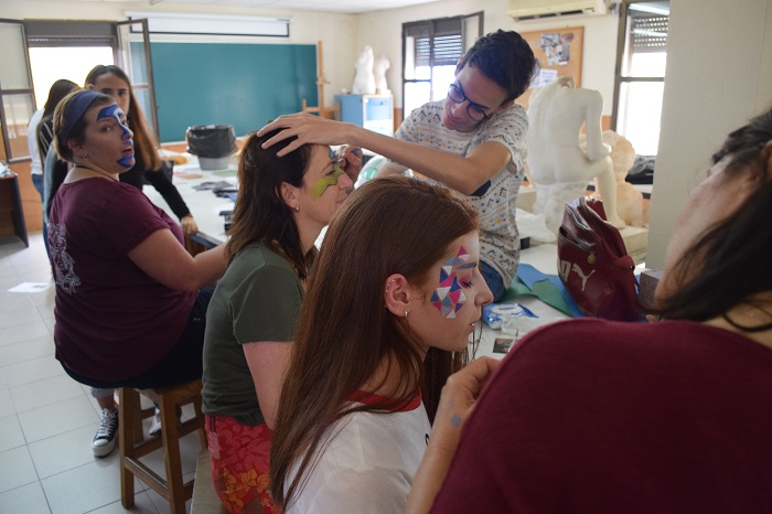 Los alumnos aprendieron acerca del maquillaje artístico, diferentes técnicas de serigrafías y encuadernación, diseño de interior, y más actividades