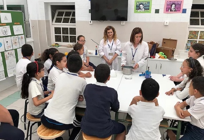 Los pequeños, en grupos reducidos, realizaron experimentos con dos docentes del IES Rusadir en el laboratorio del mismo centro