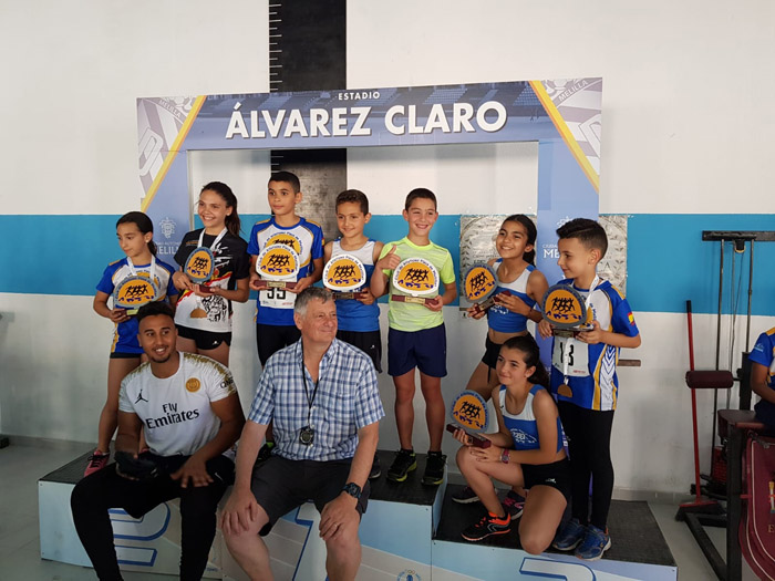 Foto de familia de los mejores atletas del Club Playa de Melilla