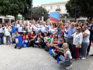 La Caravana Popular hizo ayer su recorrido por el Barrio Constitución y por la Carretera de Farhana dando a conocer su programa electoral
