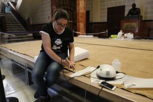 La restauradora, Vanessa Martínez, trabajando sobre el cuadro de ‘La llegada de Estopiñán’