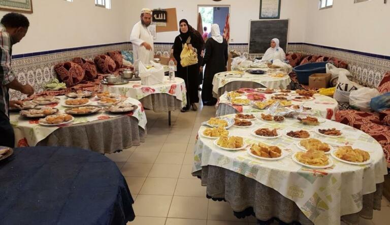 Las mezquitas ofrecen comidas para la ruptura del ayuno de Ramadán a desfavorecidos