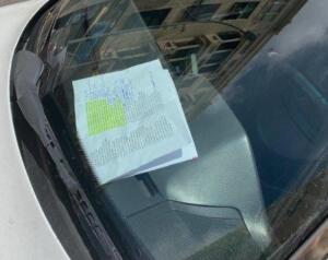 Taxi en el Tiro Nacional con un listado del censo, según fotografías facilitadas por el PP