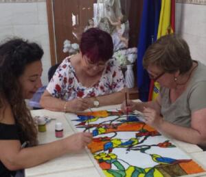 Diferentes alumnos realizando sus propios proyectos grupales con las técnicas enseñadas