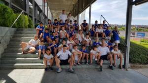 Foto de familia de los participantes en esta edición, junto a algunos de los monitores, del Campus de Verano