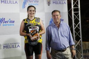 Antonio Miranda entrega uno de los premios de la prueba de atletismo