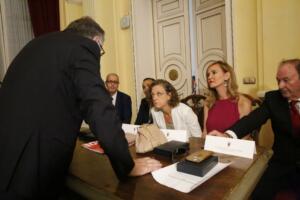Eduardo de Castro hablando con los diputados socialistas antes de iniciarse el pleno de constitución de la Asamblea de Melilla del 15 de junio de 2019