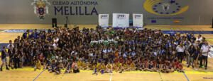 Foto de familia de todos los premiados por la Federación Melillense de Baloncesto