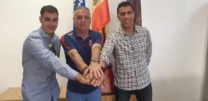 Kemel, Javier Martínez y Karim unieron sus manos en señal de acuerdo