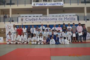 Foto de familia de algunos de los judokas participantes en el festival