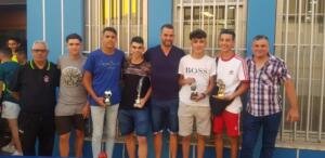 Jugadores premiados del equipo de División de Honor Juvenil de Fútbol Sala junto a los miembros del cuerpo técnico