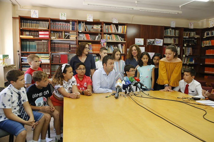 Foto de familia con los alumnos que han concursado, docentes y Javier García