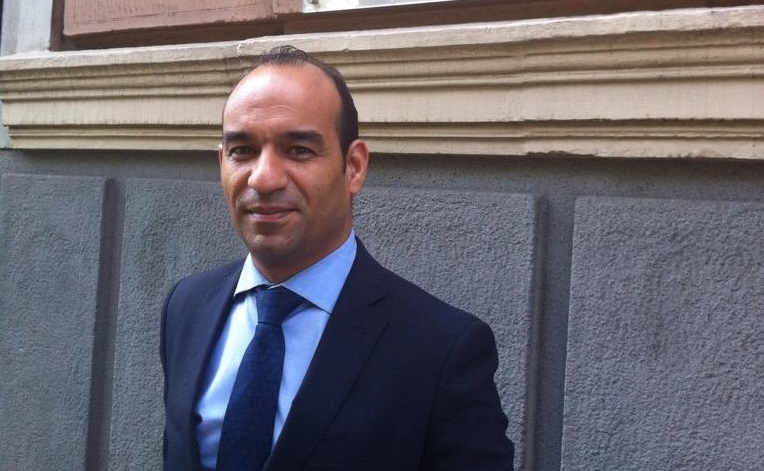 Rachid Mohamed, ante la sede del Consejo General de la Abogacía Española, apuesta por el cambio en el Colegio