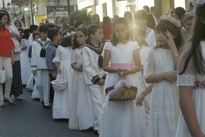 Es tradiciÃ³n que los niÃ±os y niÃ±as que hayan hecho ese aÃ±o la primera ComuniÃ³n participen en la salida procesional del Corpus Cristi