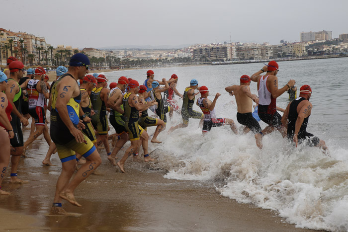 Casi un centenar y medio de triatletas se dieron cita en la playa del Hipódromo el pasado año