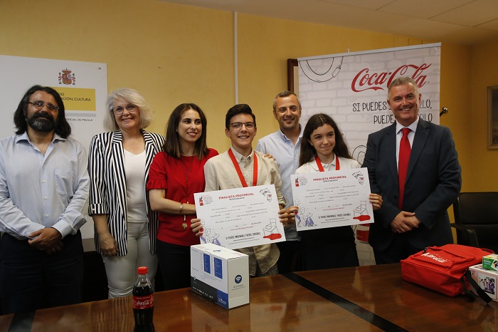 Los ganadores de la fase local del concurso de Coca-cola con sus diplomas