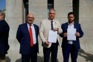 Los dos diputados electos de Vox Melilla en la Asamblea, Jesús Delgado Aboy y Juan Carlos Escoz, recogieron ayer sus credenciales en la Junta Electoral de Zona (JEZ)