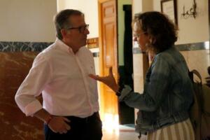 El líder de Cs en Melilla, Eduardo de Castro, hablando ayer con Gloria Rojas