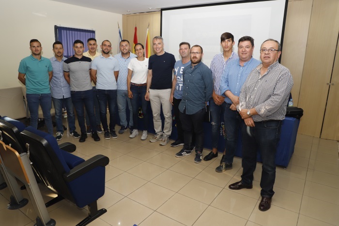 Fernández Borbalán posando junto a un grupo de árbitros y de dirigentes del Comité Técnico de Árbitros de Melilla