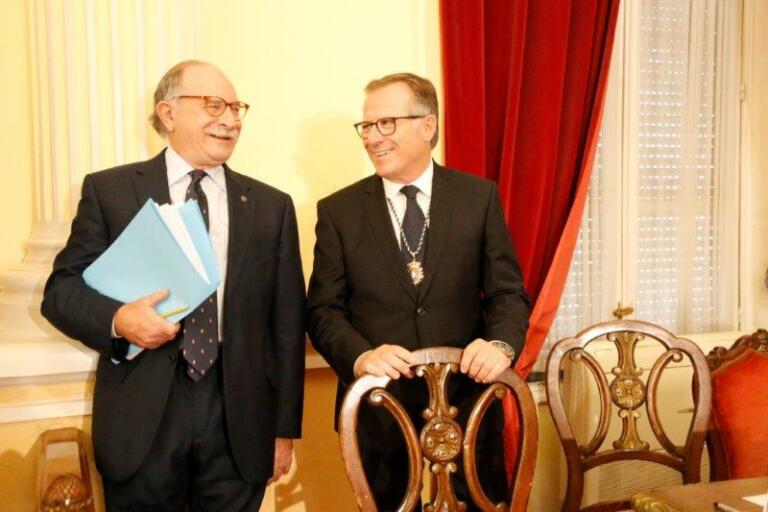 El presidente de la Ciudad Autónoma, Eduardo de Castro, con el secretario general