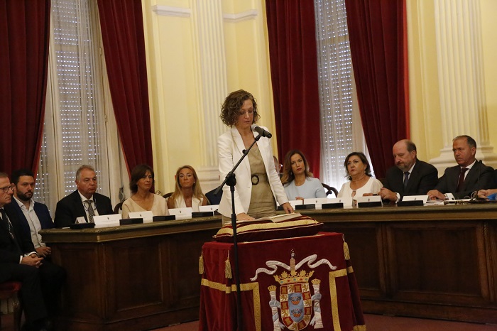 La diputada socialista, Gloria Rojas, jurando su cargo el 15 de junio
