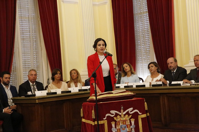 La diputada de Coalición por Melilla, Yonaida Sel-lam, jurando su cargo el 15 de junio