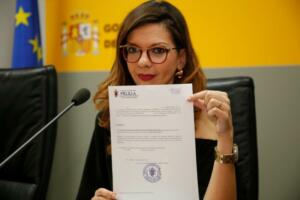 Moh muestra el documento que intentaron registrar
