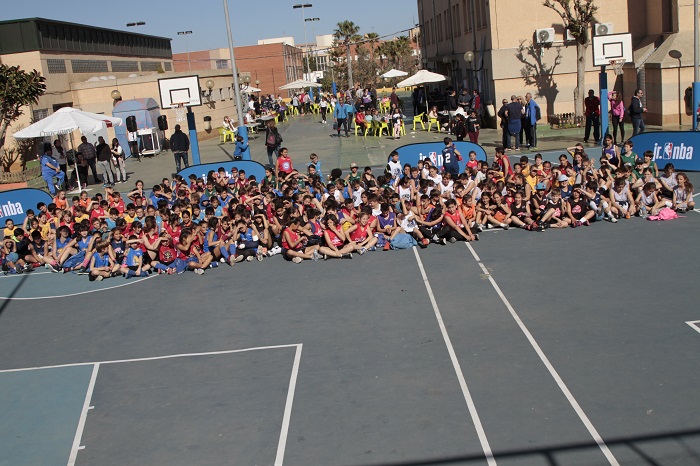 Foto de familia de los niñas y niñas que se dieron cita por primera vez en el evento en el Colegio Enrique Soler